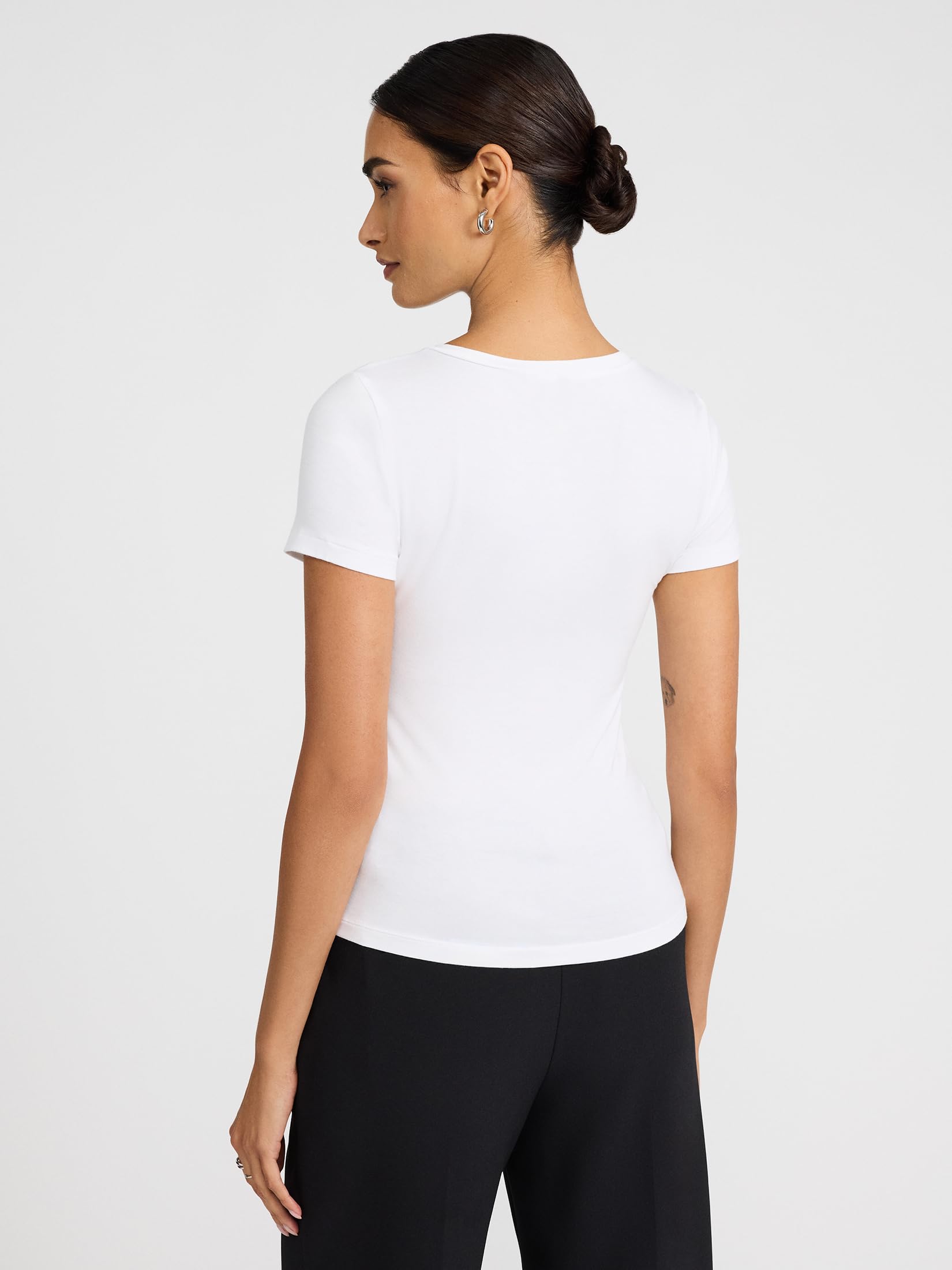EXPRESS Women’s Supersoft Tailored V-Neck Tee – Fitted Cotton T-Shirt with Soft Touch and Everyday Layering Comfort - Image 2